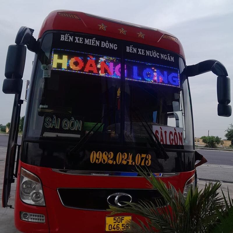 Hành trình từ bến xe An Sương đến Hải Phòng dài khoảng 1760km đòi hỏi hành khách phải chọn lựa những nhà xe chất lượng, uy tín và có giá cả hợp lý. Với nhu cầu ngày càng cao, nhiều nhà xe đã không ngừng nâng cấp dịch vụ để đáp ứng mong đợi của khách hàng. Trong bài viết này, chúng tôi sẽ giới thiệu đến bạn top các nhà xe uy tín trên tuyến đường này, giúp bạn có được những chuyến đi thoải mái và an toàn nhất. Nhà Xe Tân Aba Thông Tin Giới Thiệu Nhà Xe Nhà xe Tân Aba là một lựa chọn lý tưởng cho hành khách di chuyển từ bến xe An Sương đến Hải Phòng. Với đội ngũ nhân viên chuyên nghiệp và dịch vụ chất lượng cao, Tân Aba cam kết mang đến trải nghiệm thoải mái và an toàn cho mọi hành khách. Khởi hành từ bến xe An Sương, xe Tân Aba đảm bảo thời gian di chuyển chính xác và sự tiện nghi suốt chuyến đi. Các phương tiện hiện đại của nhà xe luôn được bảo dưỡng định kỳ, giúp hành khách yên tâm hơn khi lựa chọn. Thông Tin Liên Hệ Số điện thoại: 0707030707 - 0932518885 Fanpage: https://www.facebook.com/profile.php?id=100076314562339 Giá vé: 1.400.000K/vé/chuyến đi Lịch trình di chuyển: Bến xe An Sương đến bến xe Hải Dương Giờ khởi hành: 07h Điểm đón/trả khách: Điểm đón tại bến xe An Sương, điểm trả tại bến xe Hải Dương Nhà Xe HTX Sài Gòn Thông Tin Giới Thiệu Nhà Xe Nhà xe HTX Sài Gòn được biết đến với dịch vụ vận chuyển an toàn và tiện nghi. Với các điểm đón linh hoạt tại bến xe An Sương và bến xe Miền Đông, HTX Sài Gòn phục vụ nhiều khung giờ khác nhau, đáp ứng nhu cầu của nhiều đối tượng khách hàng. Đội ngũ lái xe giàu kinh nghiệm và các phương tiện hiện đại là những yếu tố giúp HTX Sài Gòn trở thành một trong những nhà xe hàng đầu trên tuyến đường này. Thông Tin Liên Hệ Số điện thoại: 090 689 93 81 Fanpage: https://www.facebook.com/HTXSaiGon/ Website: https://htxsaigon.vn/ Giá vé: 1.100.000K/vé/chuyến đi Lịch trình di chuyển: Bến xe An Sương và bến xe Miền Đông đến bến xe Thượng Lý, chợ Cầu Giờ khởi hành: 07h, 14h, 18h Điểm đón/trả khách: Điểm đón tại bến xe An Sương và bến xe Miền Đông, điểm trả tại bến xe Thượng Lý Nhà Xe Hoàng Long (đỏ) Thông Tin Giới Thiệu Nhà Xe Nhà xe Hoàng Long từ lâu đã trở thành lựa chọn quen thuộc của nhiều hành khách nhờ dịch vụ vận chuyển chất lượng cao và giá cả hợp lý. Với các chuyến xe khởi hành đều đặn từ bến xe An Sương, VP Sài Gòn và bến xe Miền Đông, Hoàng Long mang đến sự tiện lợi và linh hoạt cho hành khách. Xe được bảo dưỡng định kỳ, trang bị tiện nghi hiện đại và đội ngũ lái xe kinh nghiệm đảm bảo an toàn cho mọi hành trình. Thông Tin Liên Hệ Số điện thoại: 0977873569 - 0982024073 Fanpage: https://www.facebook.com/profile.php?id=100063499031633 Giá vé: 1.080.000K/vé/chuyến đi Lịch trình di chuyển: VP Sài Gòn, bến xe Miền Đông, bến xe An Sương đến bến xe Thượng Lý Giờ khởi hành: 06h30, 07h12, 17h30 Điểm đón/trả khách: Điểm đón tại VP Sài Gòn, bến xe Miền Đông, bến xe An Sương, điểm trả tại bến xe Thượng Lý Nhà Xe Thành Nhân - Hải Phòng Thông Tin Giới Thiệu Nhà Xe Nhà xe Thành Nhân nổi bật với dịch vụ vận chuyển chất lượng và đáng tin cậy từ An Sương đến Hải Phòng. Đội ngũ nhân viên thân thiện, chuyên nghiệp và luôn sẵn sàng hỗ trợ hành khách mọi lúc. Các phương tiện của nhà xe được trang bị tiện nghi đầy đủ và bảo dưỡng định kỳ, mang lại sự thoải mái và an toàn cho hành khách. Với nhiều khung giờ khởi hành linh hoạt, nhà xe Thành Nhân đáp ứng tốt nhu cầu di chuyển của nhiều đối tượng khách hàng. Thông Tin Liên Hệ Số điện thoại: 0977555009 - 0981444877 Fanpage: https://www.facebook.com/xethanhnhan/ Website: http://nhaxethanhnhan.com Giá vé: 1.100.000K/vé/chuyến đi Lịch trình di chuyển: Bến xe Miền Đông, bến xe An Sương đến bến xe Thượng Lý, bến xe Vĩnh Bảo Giờ khởi hành: 06h Điểm đón/trả khách: Điểm đón tại bến xe Miền Đông, bến xe An Sương, điểm trả tại bến xe Thượng Lý, bến xe Vĩnh Bảo Nhà Xe Liên Công Thông Tin Giới Thiệu Nhà Xe Nhà xe Liên Công từ lâu đã là lựa chọn đáng tin cậy cho hành khách di chuyển từ miền Nam ra các tỉnh miền Bắc, đặc biệt là Hải Phòng. Với dịch vụ vận chuyển chất lượng, xe Liên Công đảm bảo mang đến cho hành khách một hành trình an toàn và thoải mái. Đội ngũ nhân viên chuyên nghiệp, phương tiện được bảo dưỡng định kỳ và giá vé hợp lý là những điểm mạnh của nhà xe này. Thông Tin Liên Hệ Số điện thoại: 0913242256 Fanpage: https://www.facebook.com/cong.lien.180/ Giá vé: 1.000.000K/vé/chuyến đi Lịch trình di chuyển: Bến xe Miền Đông, bến xe An Sương đến Hải Phòng Giờ khởi hành: 07h Điểm đón/trả khách: Điểm đón tại bến xe Miền Đông, bến xe An Sương, điểm trả tại Hải Phòng Nhà Xe Nhật Cường - Hải Phòng Thông Tin Giới Thiệu Nhà Xe Nhà xe Nhật Cường là một trong những lựa chọn phổ biến cho hành khách di chuyển từ An Sương đến Hải Phòng. Với đội ngũ lái xe kinh nghiệm và xe hiện đại, Nhật Cường cam kết mang đến hành trình an toàn và thoải mái. Xe Nhật Cường luôn được bảo dưỡng định kỳ, đảm bảo độ an toàn và tiện nghi cao cho hành khách. Khởi hành từ bến xe An Sương, hành khách sẽ được trải nghiệm một chuyến đi thú vị và đáng nhớ. Thông Tin Liên Hệ Số điện thoại: 0934112505 Fanpage: https://www.facebook.com/profile.php?id=100078481322187 Giá vé: 1.100.000K/vé/chuyến đi Lịch trình di chuyển: Bến xe An Sương đến KCN Tràng Duệ Giờ khởi hành: 11h Điểm đón/trả khách: Điểm đón tại bến xe An Sương, điểm trả tại KCN Tràng Duệ Những thông tin về các nhà xe trên sẽ giúp hành khách có được sự lựa chọn tốt nhất cho hành trình từ An Sương đến Hải Phòng. Hy vọng rằng quý khách sẽ tìm được nhà xe phù hợp nhất và có một chuyến đi thoải mái và an toàn.