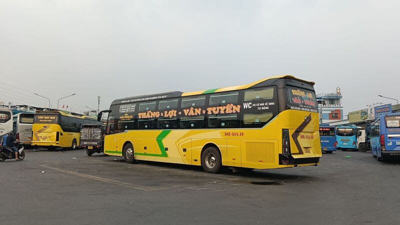 Đặt vé xe Hòa Bình đi Sài Gòn bến xe Miền Đông 13 hãng