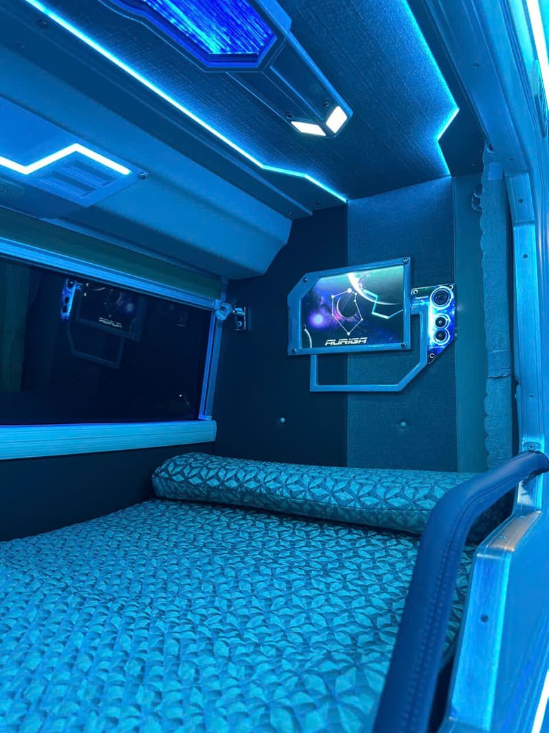 Đặt vé 5 nhà xe từ bến xe Nước Ngầm đi Lào Viêng Chăn